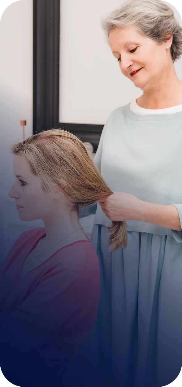 Profissional a prestar serviços de beleza, como corte de cabelo ou manicure, no conforto do lar.