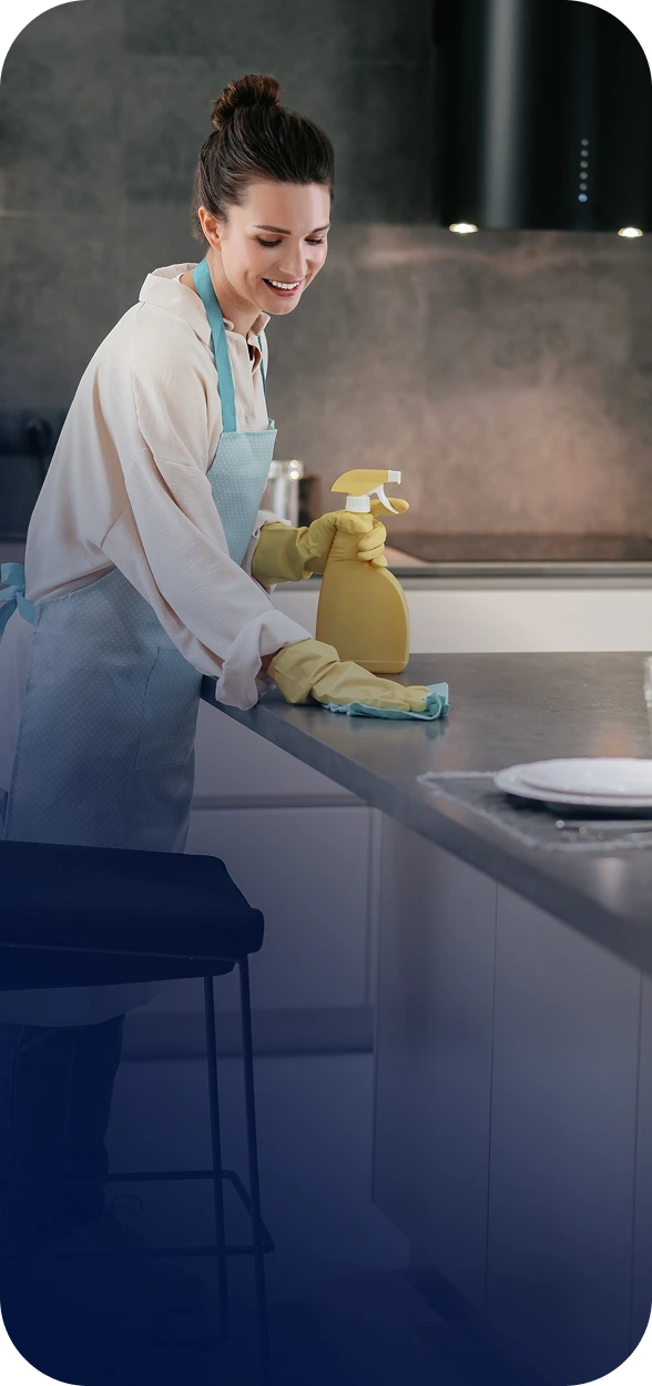 Pessoa realizando tarefas domésticas, como limpeza, higiene e organização da casa.