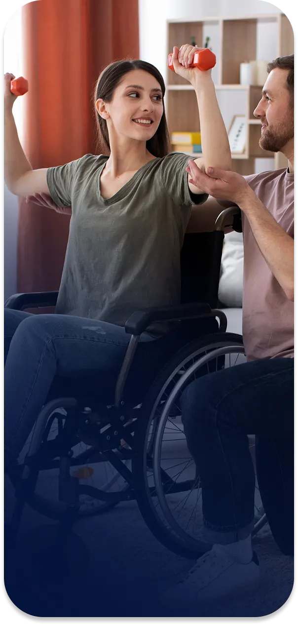 Profissional a prestar auxílio a idoso em atividades físicas e cognitivas para promover saúde e bem-estar.