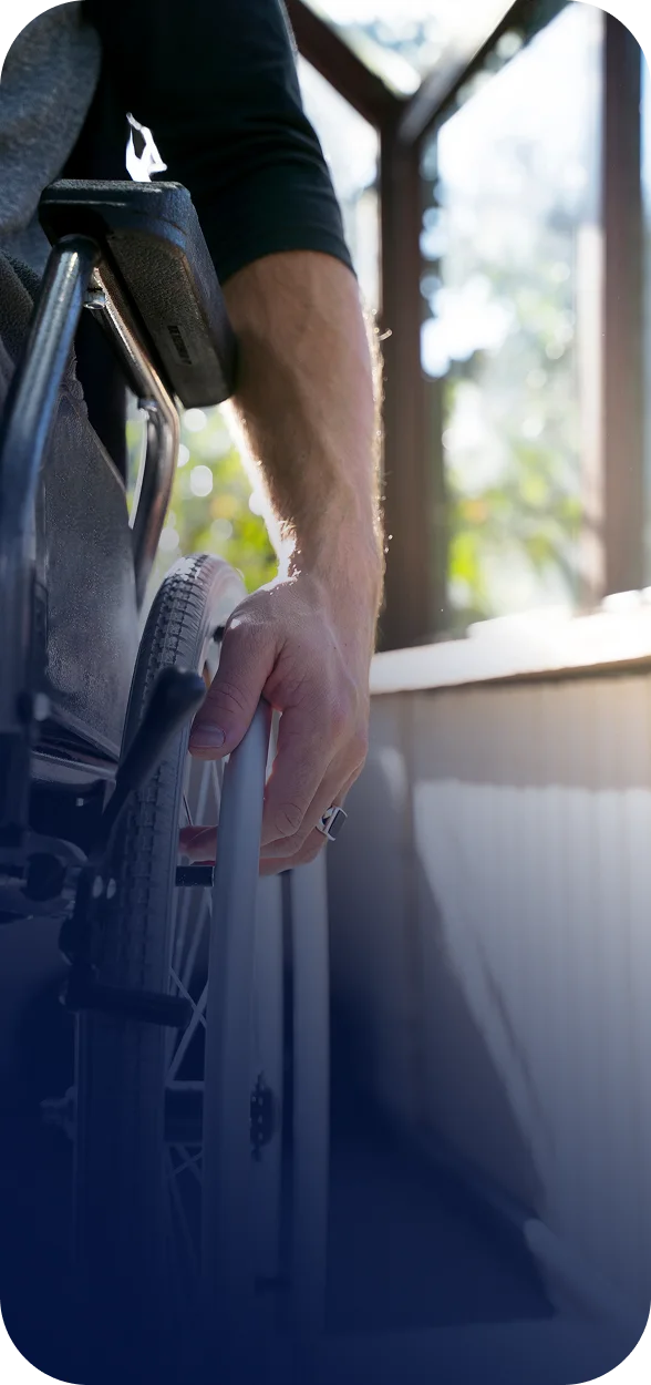 Equipamentos de mobilidade, como cadeiras de rodas ou andarilhos, disponíveis para venda ou aluguer.