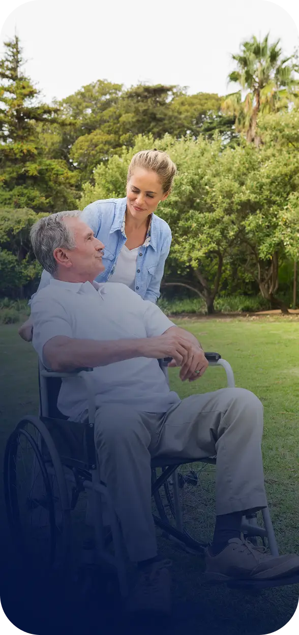 Pessoa a acompanhar outra em transporte para consultas, compras ou passeios com segurança e conforto.